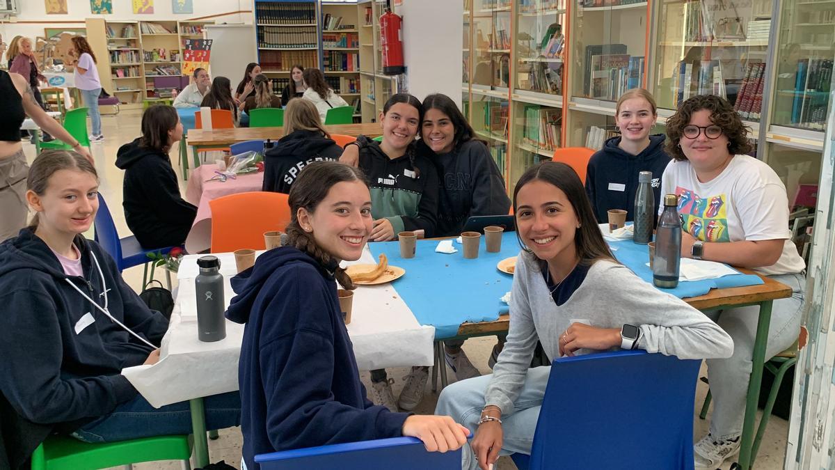 Alumnas teldenses y alemanas comparten un desayuno de bienvenida con churros y chocolate
