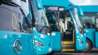 Dos horas, cien paradas y un destino: así es el viaje en la guagua de Canarias que dura como un vuelo a Sevilla