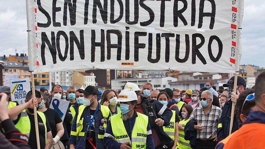 Trabajadores de Alcoa San Cibrao en una protesta contra el desmantelamiento de la planta.