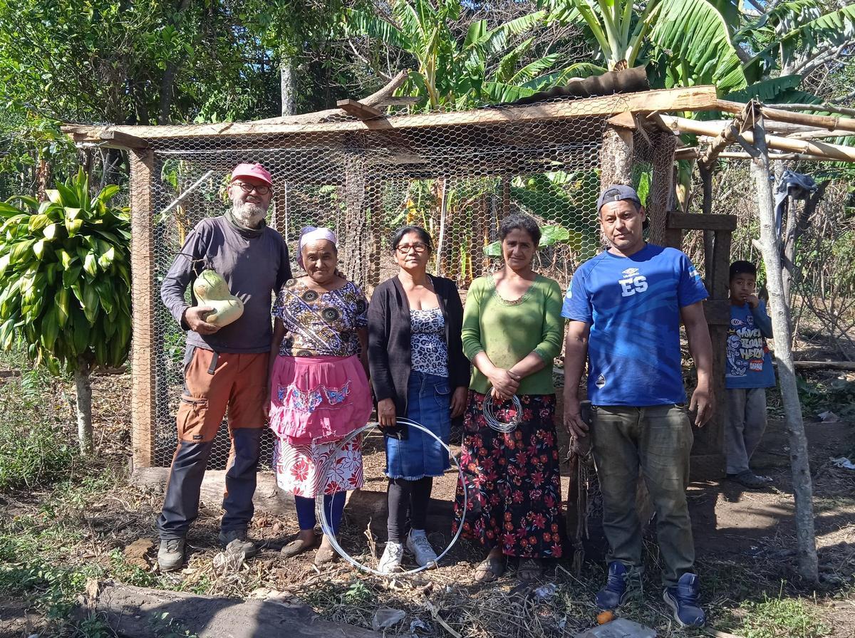 Imagen de Marc Cabanilles junto a una familia salvadoreña en el proyecto de la comunidad de Ochupse Arriba (El Salvador)