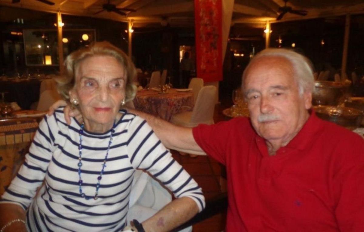 El “Vasco”, a la izquierda,
con camisa azul, en
asiento de pasillo, mira a su
amigo Moncho Sabella. Luego
intercambiaron sus lugares.