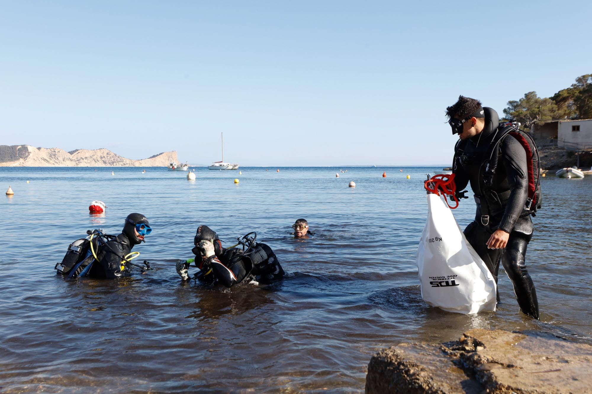 La plataforma Maltesa del Mar limpia de «trastos» el embarcadero de sa Caleta