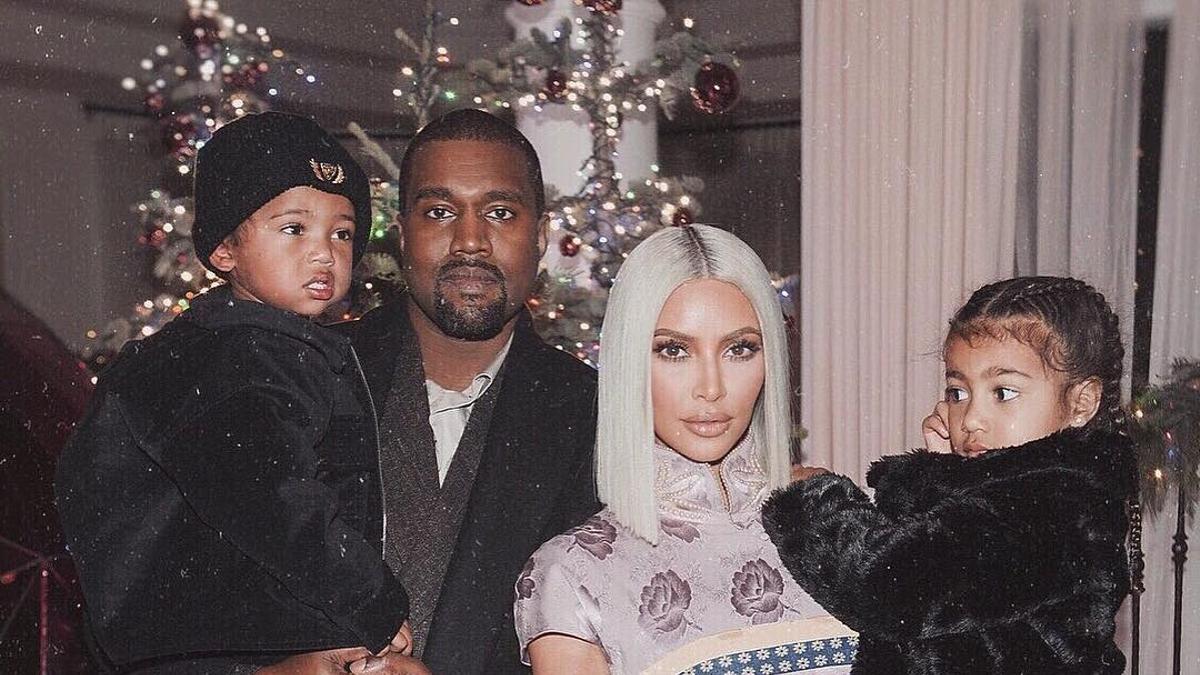Kim Kardashian y Kanye West con sus hijos en la navidad de 2017