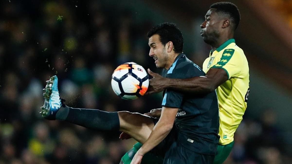 Pedro pugna por la posesión del balón con del 'canary' Tettey