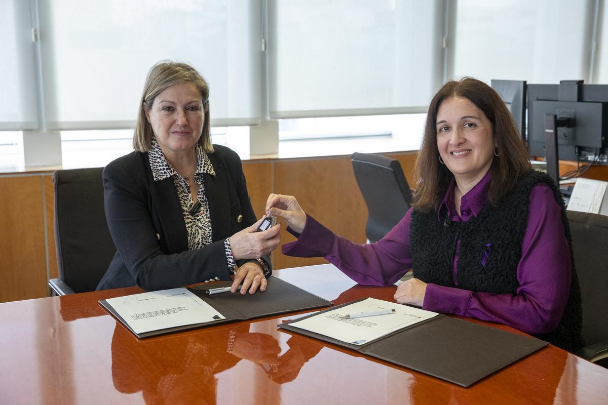 Carolina Escandell y Catalina Salom, en la enterga de llaves del 'piso puente'