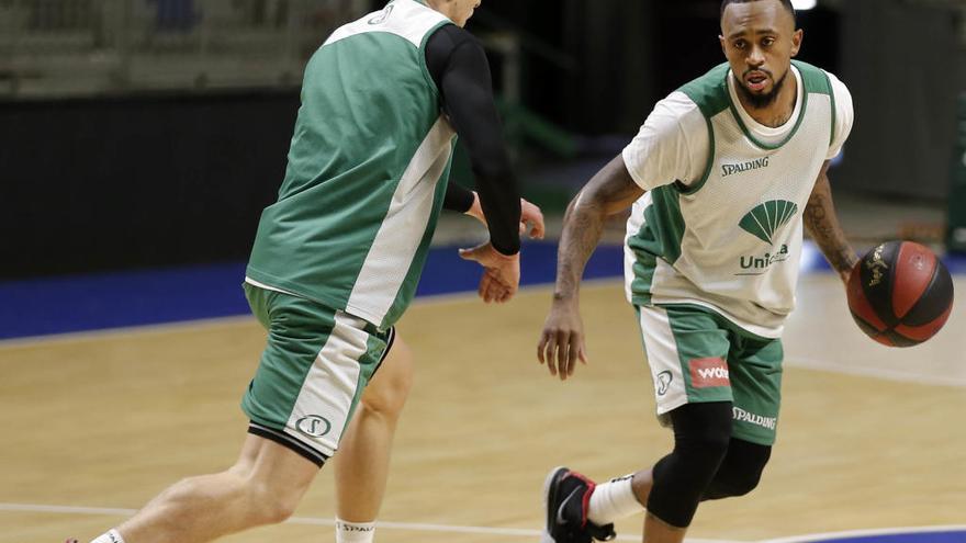 Ryan Boatright, en un entrenamiento con el equipo, podrá debutar este sábado ante el Movistar Estudiantes.