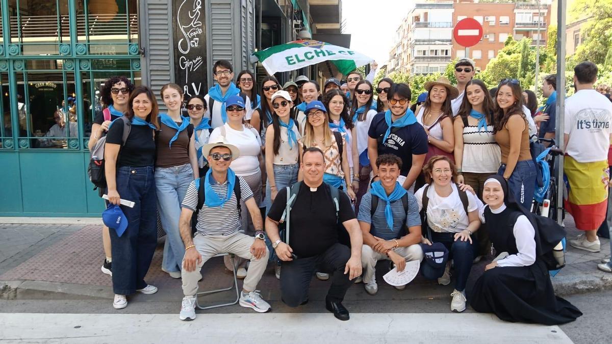 Un grupo de 26 estudiantes del CEU de Elche participó en Madrid en los actos centrales de la visita del Papa León XIV a España.