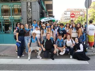 Alumnos y profesores del CEU de Elche participan en la visita del Papa León XIV a España