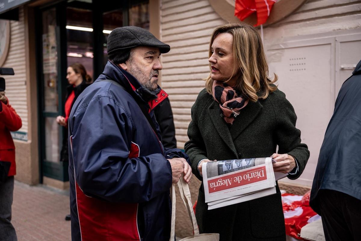 La candidata del PSOE, Pilar Alegría, saluda a un vecino de Delicias, esta mañana.