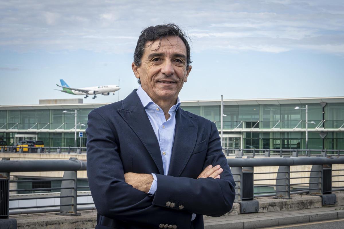 El consejero delegado de Level, Rafael Jiménez Hoyos, en la terminal 1 del aeropuerto de Barcelona-El Prat, con un avión de su compañía aterrizando por detrás.