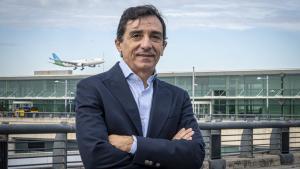 El consejero delegado de Level, Rafael Jiménez Hoyos, en la terminal 1 del aeropuerto de Barcelona-El Prat, con un avión de su compañía aterrizando por detrás.