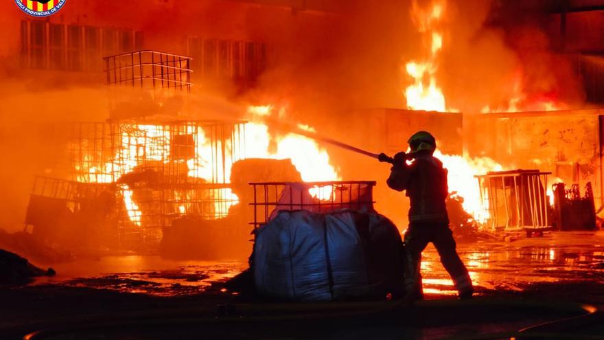 Arde una empresa materiales plásticos en Torrent