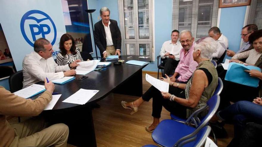 En la mesa, Alfonso Araujo, Carmen Rodríguez Maniega y Carlos Rodríguez de la Torre, ayer, durante la junta del PP avilesino, en la sede de la calle La Cámara.