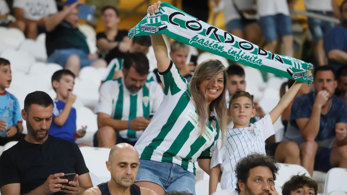 Aficionados del Córdoba CF en un partido en El Arcángel esta temporada.