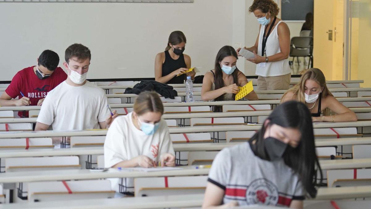 Alumnes gironins, participant en la prova d’accés a la universitat l’any passat.