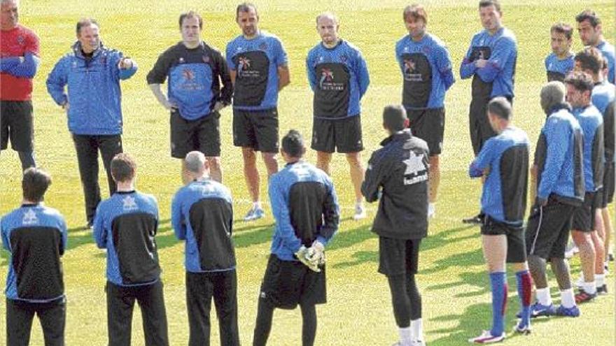 Juan Ignacio Martínez da instrucciones a sus futbolistas al inicio del entrenamiento de ayer.