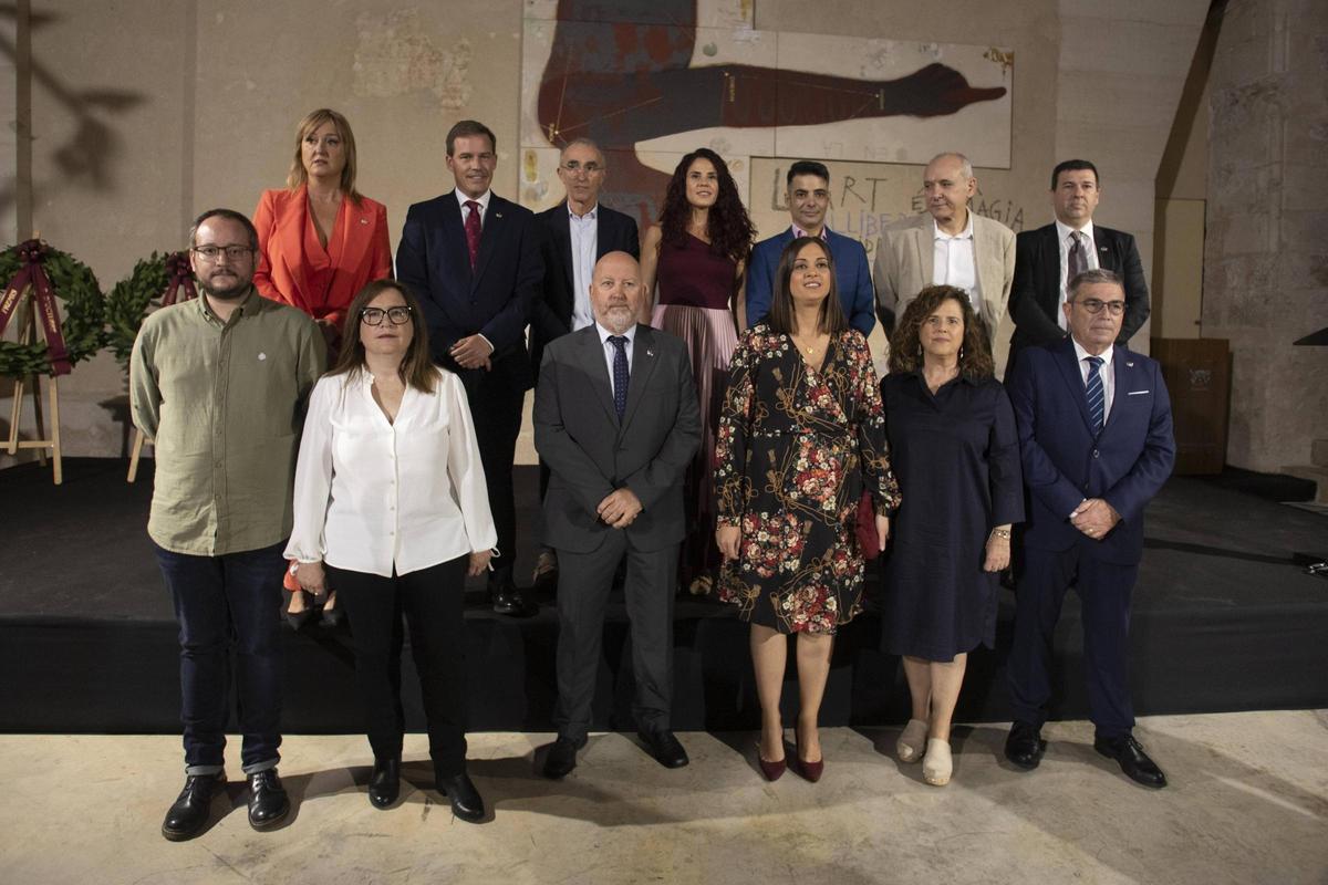 Los tres premiados en el 9 d'Octubre con la corporación municipal de Xàtiva.