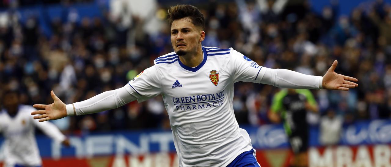 Borja Sainz celebra su gol frente al Sporting en La Romareda.