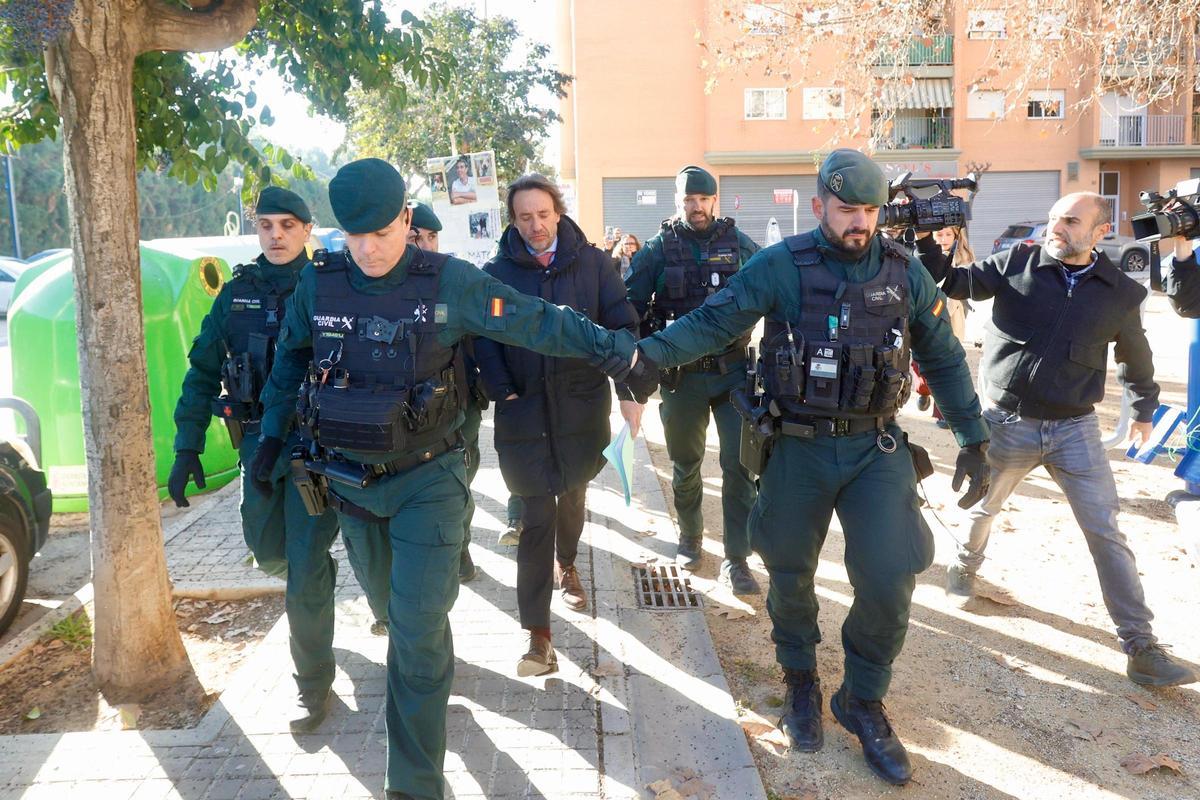 Pradas y José Manuel Cuenca salen de los juzgados de Catarroja