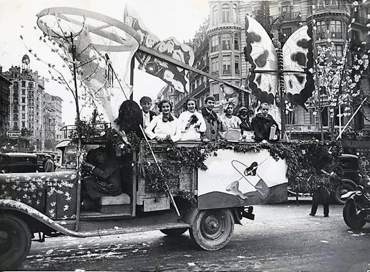 Paseo de Gràcia. Carroza "Mariposas" con diferentes personajes. 28 de febrero de 1933. Foto: Pérez de Rozas