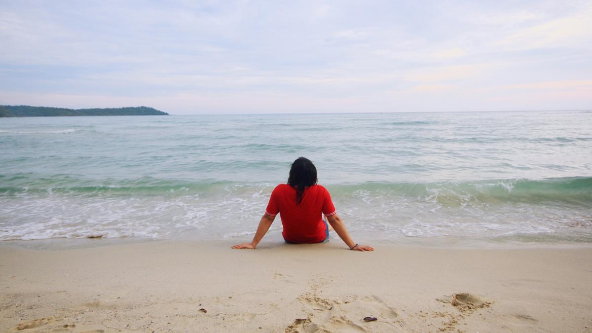 Una persona se relaja en la playa
