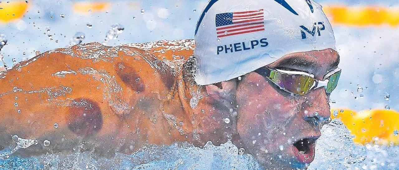 Michael Phelps, con marcas de terapia con ventosas en su hombro en los Juegos de Río 2016.