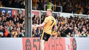 Will Evans celebra un gol frente a su afición