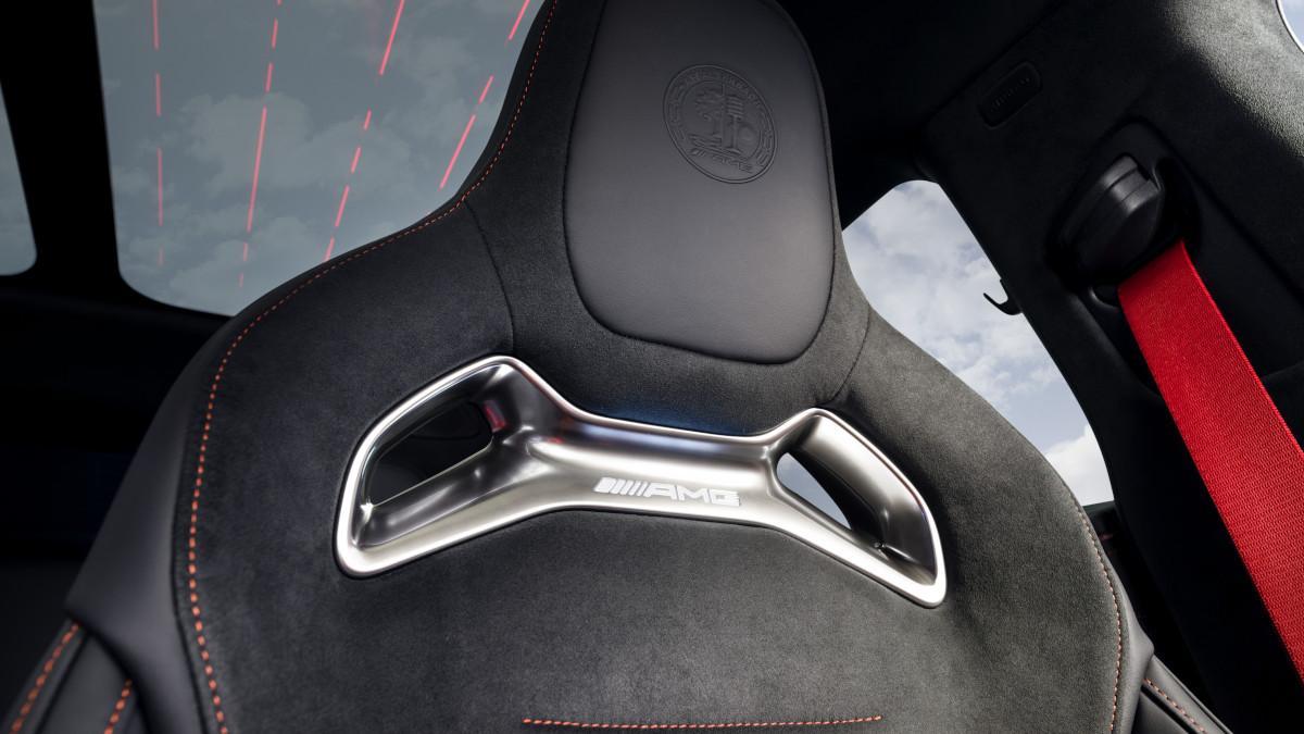Los asientos AMG Performance destacan por su respaldo con aperturas y reposacabezas integrados, un diseño pensado para reducir peso y mejorar el apoyo lateral.