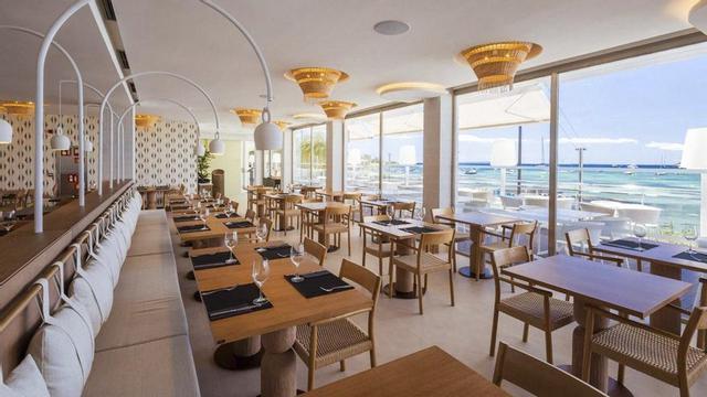 El Hotel Simbad es idóneo para saborear la cocina mediterránea y ver el espectáculo pirotécnico. |  | HOTEL SIMBAD