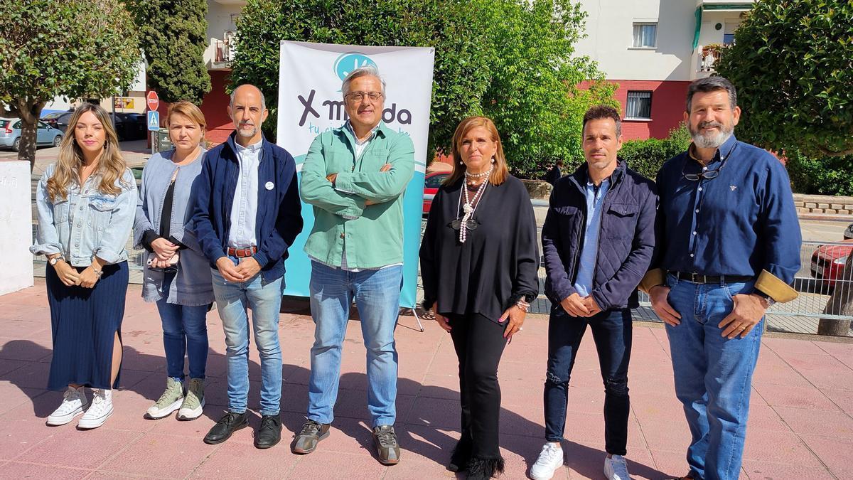 El candidato de X Mérida Miguel Valdés junto a miembros de su candidatura.