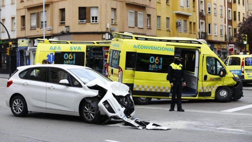 Aparatoso accidente entre un turismo y una ambulancia en la avenida Goya de Zaragoza