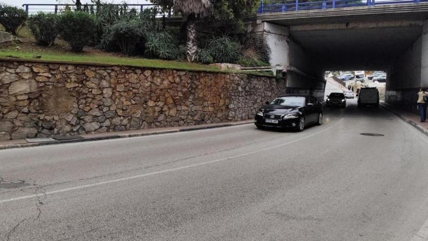 Vehículos transitan bajo el paso soterrado de la autovía A-7 en dirección a Banús.