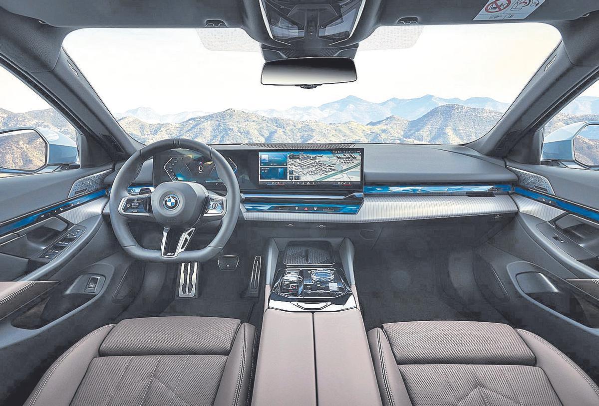 En el interior destaca el BMW Curved Display, con una pantalla de 12,3 pulgadas y otra de 14,9 pulgadas.