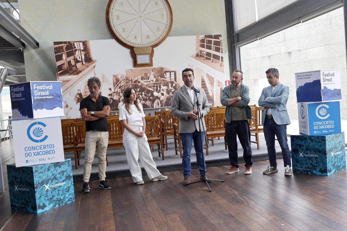 El presidente de la Deputación de Pontevedra, Luis López, durante su intervención.