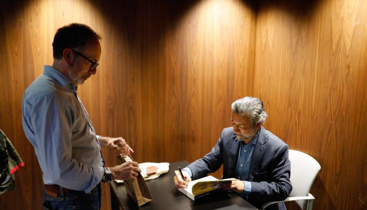 Alberto Zurrón, durante la firma de ejemplares. | Fernando Rodríguez