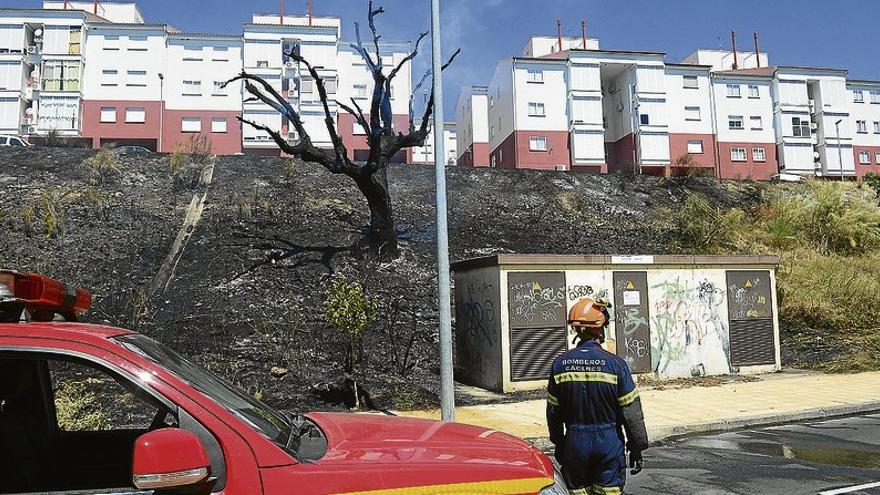 Los vecinos de Plasencia piden más vigilancia policial para prevenir incendios