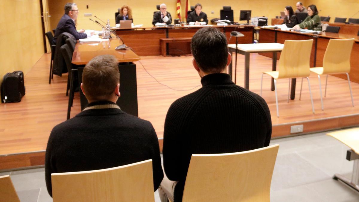 Els dos acusats d'esquenes durant el judici a l'Audiència de Girona