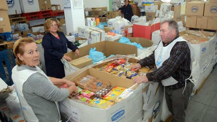 Voluntarios clasifican productos en la nave que el Banco de Alimentos tiene en Pontevedra. // Rafa Vázquez