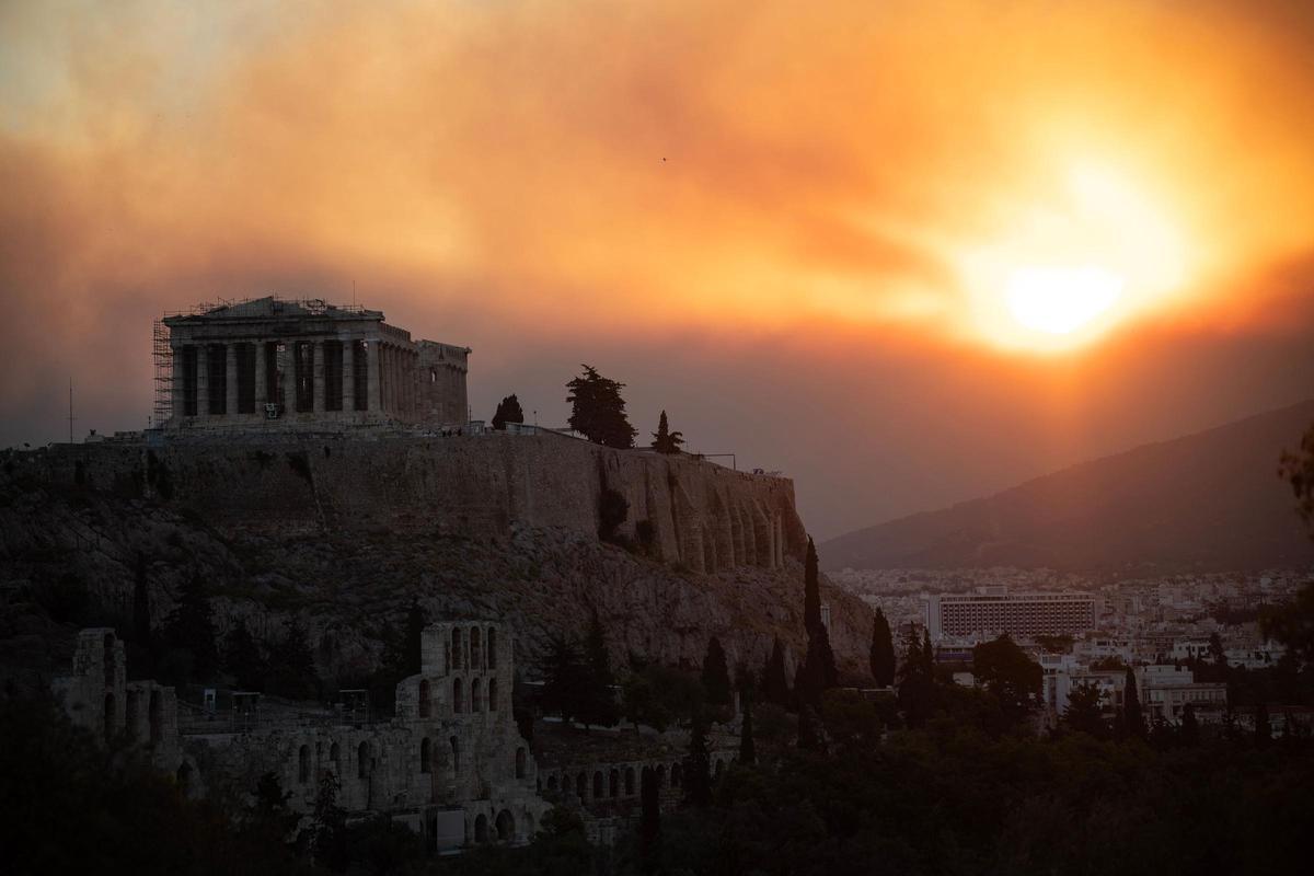 Dos grandes incencios cerca de Atenas obligan a evacuar a miles de personas