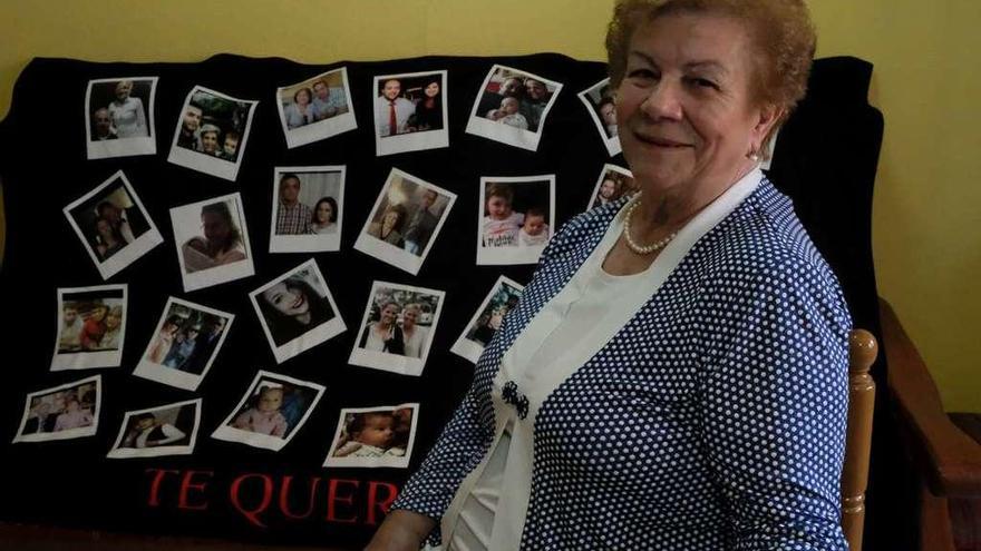 Rufina Ruiz, en Moreda, con fotos de su familia.