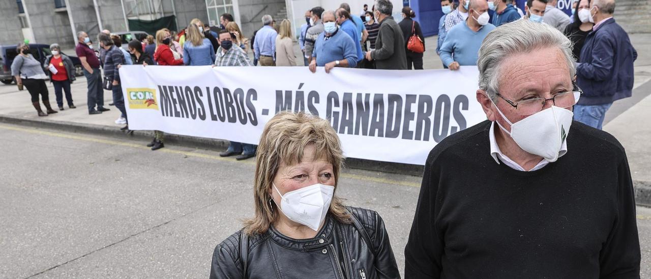 Mercedes Cruzado, líder de COAG, y Ramón Artime, presidente de ASAJA, en Oviedo, en una protesta contra la protección del lobo, en 2021.