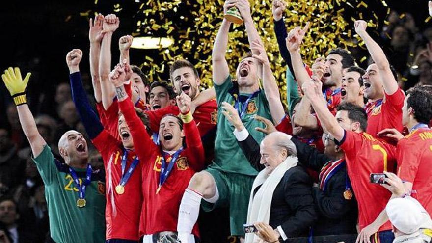 Los jugadores de la selección levantan la Copa del Mundo.