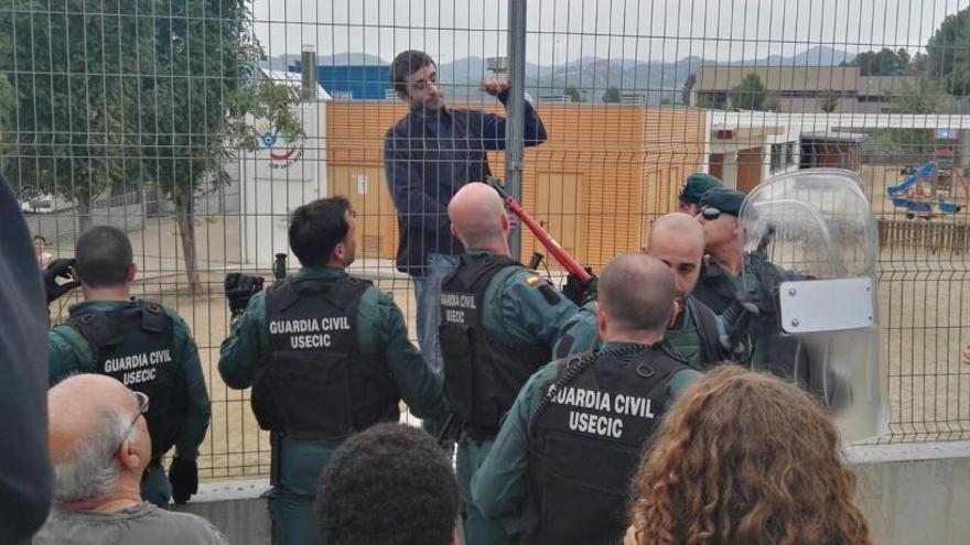 Agents de la guàrdia civil intentant treure la tanca metàl·lica de l&#039;escola Sant Miquel