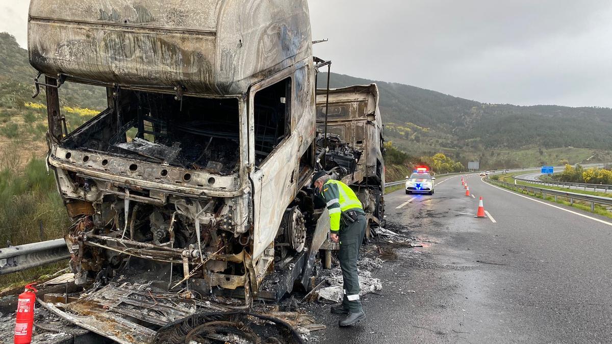 El tráiler calcinado en la A-52