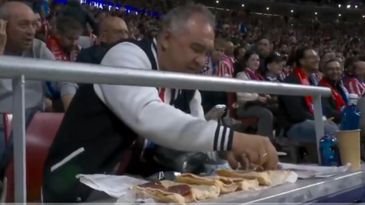 Un aficionado del Atlético de Madrid con un cuchillo