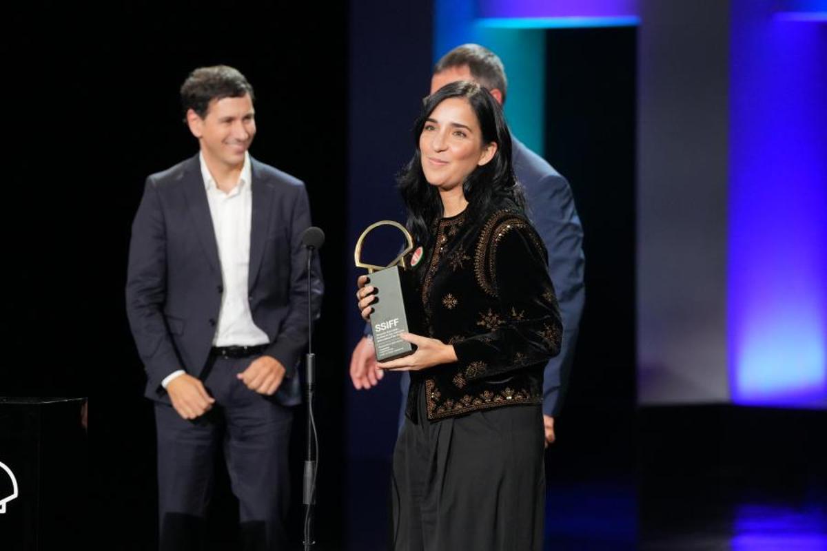 La directora Alauda Ruiz de Azúa recibe la Concha de Oro por la película Los Domingos en Donosti