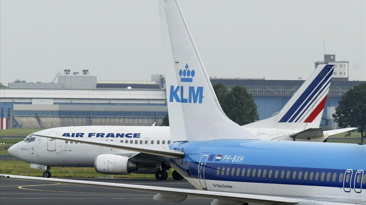 zentauroepp1409303 an air france plane rolls behind a klm royal dutch airliner 191107183050