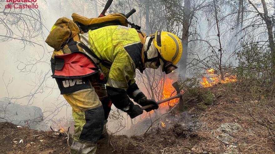 Las espectaculares imágenes de los bomberos en el incendio forestal de Fanzara