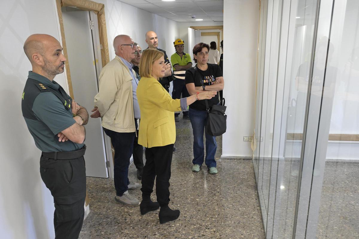 Un momento durante la visita de la delegada del Gobierno, Pilar Bernabé, al cuartel de la Guardia Civil de Paiporta.