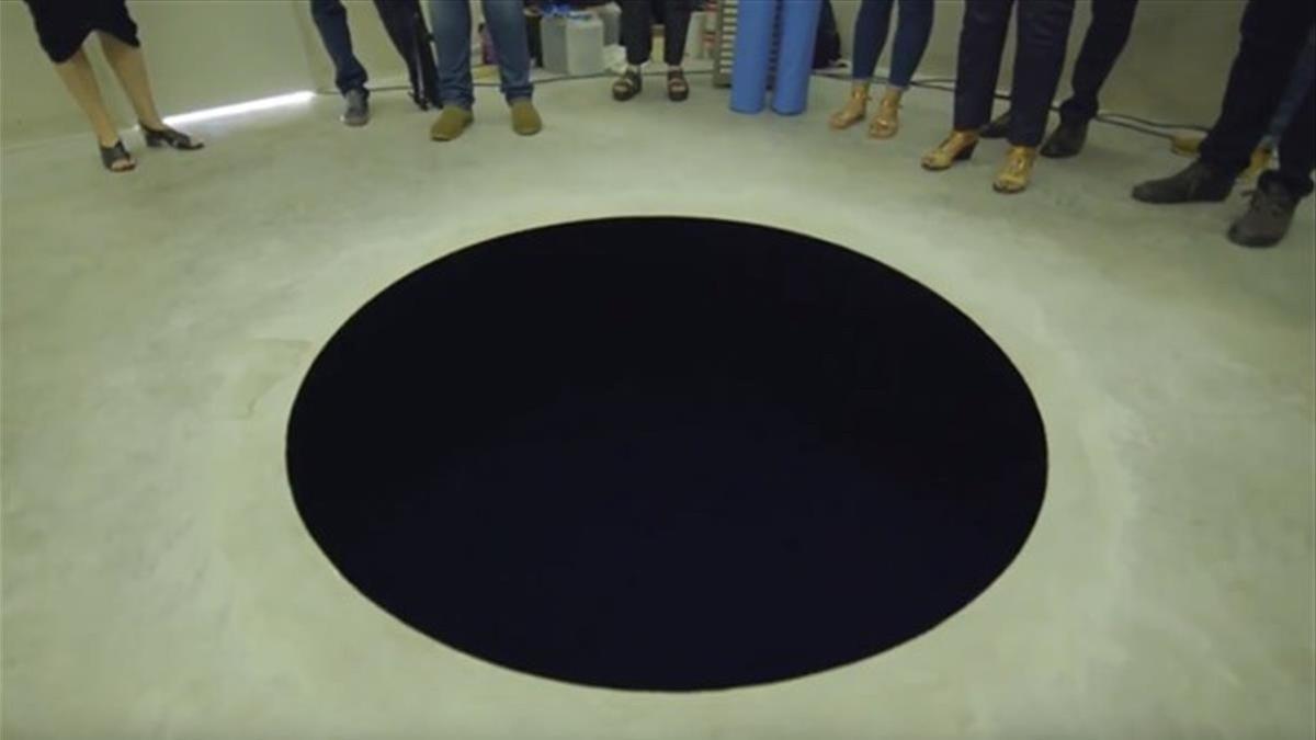 La obra 'Bajando al limbo', del artista contemporáneo Anish Kapoor.